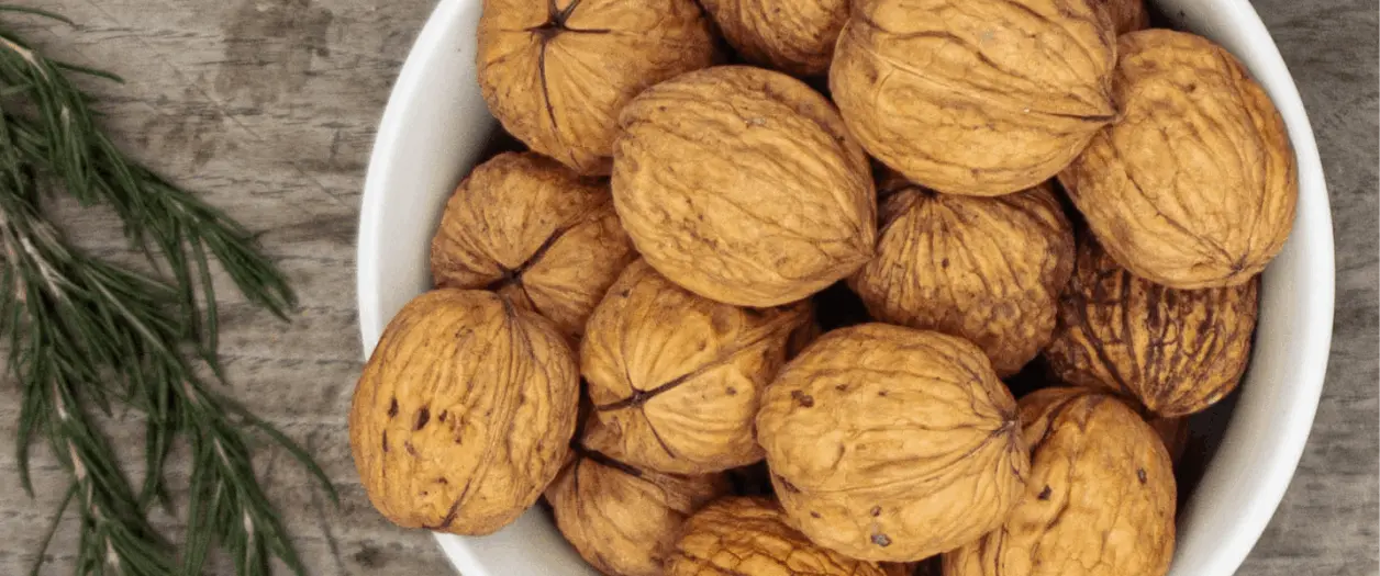 Nueces con Cascara